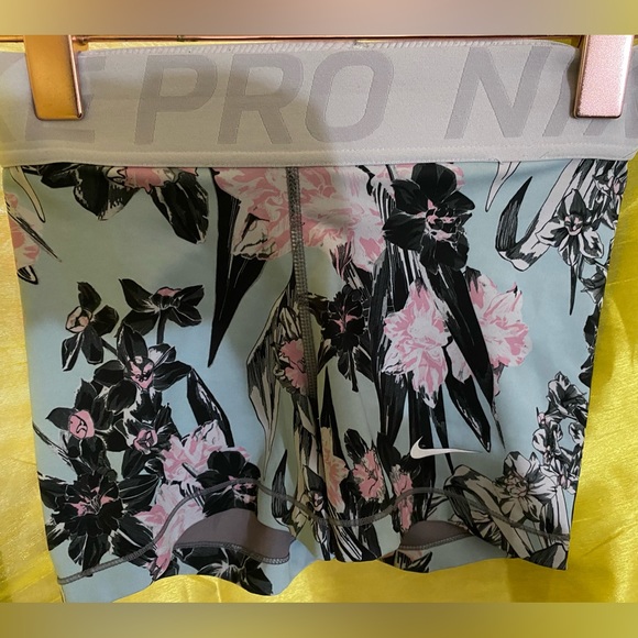 nike shorts - Picture 2 of 5